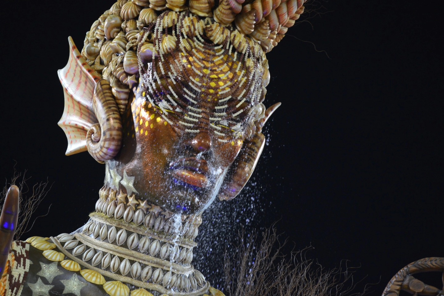 Carro alegórico representação africana da Iemanjá, repleta de conchas, e com efeitos de água: aplausos das arquibancadas para a Mocidade (Foto: Felipe Araújo / Liga-SP)