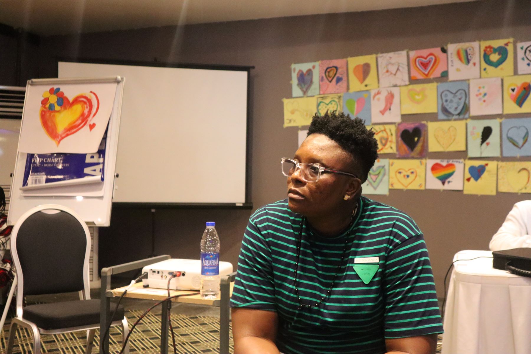 Akudo Oguaghamba na sede de sua organização: Wher também uma casa sigilosa, local seguro e confidencial para acolher mulheres em situação de risco (Foto: Divulgação)