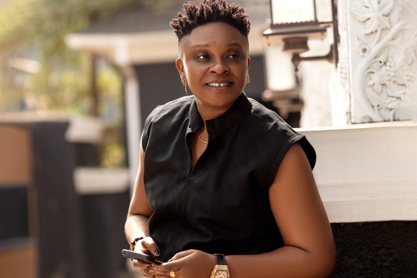 A nigriana Akudo Oguaghamba, ativista, mulher queer e educadora: criação de espaços seguros para mulheres na luta de direitos e dignidade (Foto: Reprodução / Facebook)