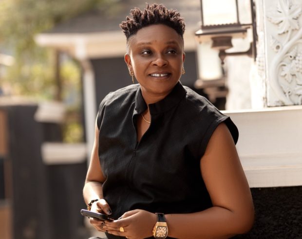 Nigeriana Akudo cria espaços seguros e inspira uma geração a lutar por direitos e dignidade