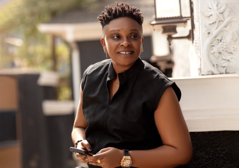 A nigriana Akudo Oguaghamba, ativista, mulher queer e educadora: criação de espaços seguros para mulheres na luta de direitos e dignidade (Foto: Reprodução / Facebook)