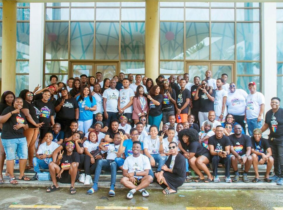 Integrantes e voluntários da rede formada pela WHER, de Akudo Oguaghamba: cultura de acolhimento, cuidado e apoio mútuo (Foto: Divulgação)