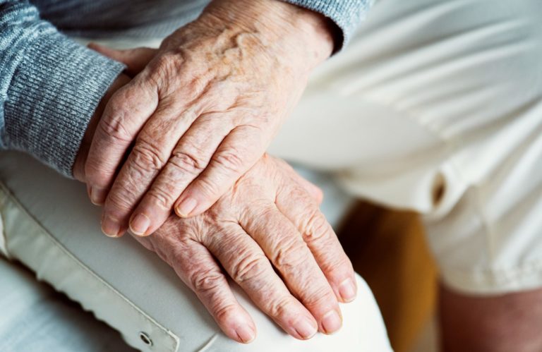 Idosos com autismo: geração inteira envelheceu sem saber que era autista (Foto: Freepik)