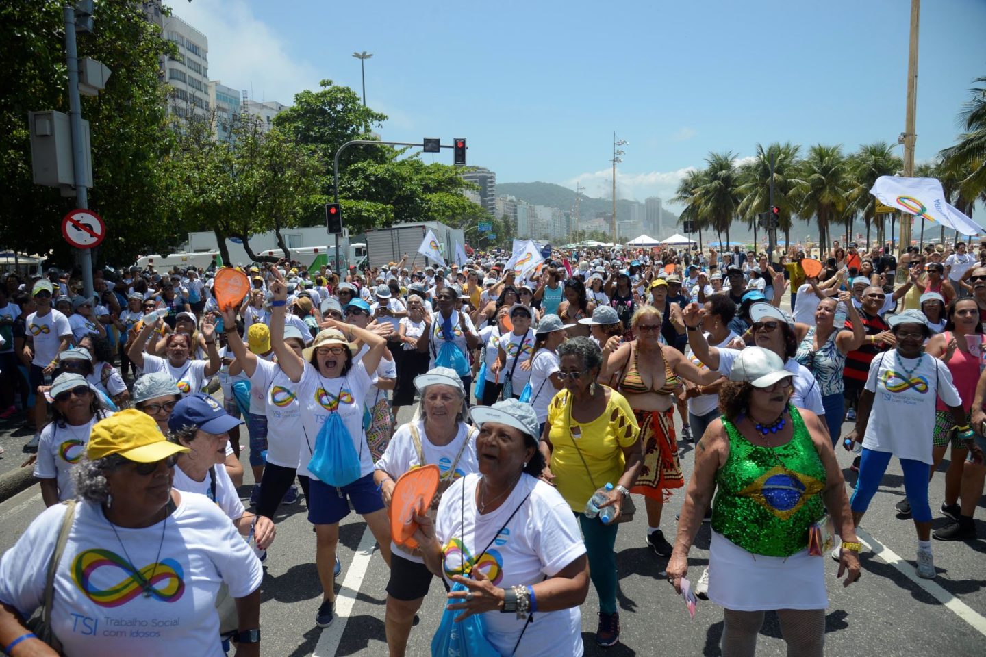Caminhada em defesa da pessoa idosa na orla de Copacabana: no último censo, pela primeira vez, o percentual de idosos superou o percentual de crianças e adolescentes no Rio de Janeiro (Foto: Tomaz Silva / Agência Brasil - 27/10/2019)