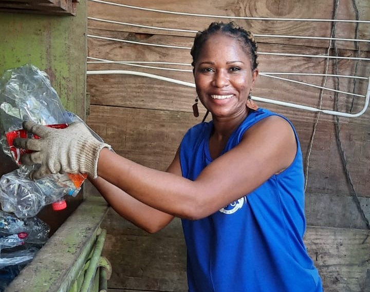 Claudete Costa na cooperativa que preside na Zona Oeste do Rio: recorde de reciclagem no Carnaval reconhecido pelo Guiness (Foto: Arquivo Pessoal)