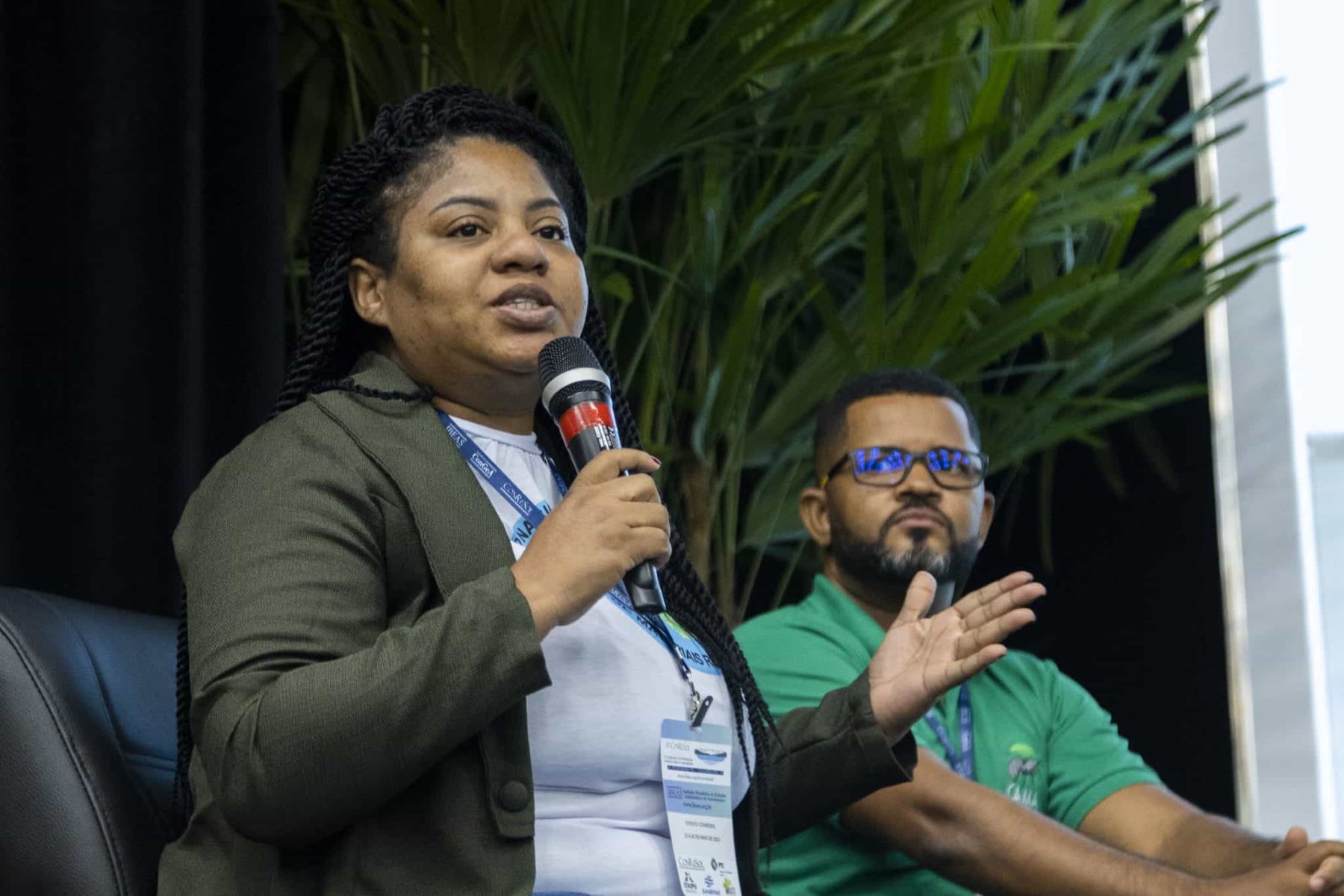 Roselaine Ferreira em debate promovido pelo Movimento Nacional dos Catadores: preconceito e racismo nas ruas, dores nas costas após anos de trabalho (Foto: Jean Pavão / Divulgação)
