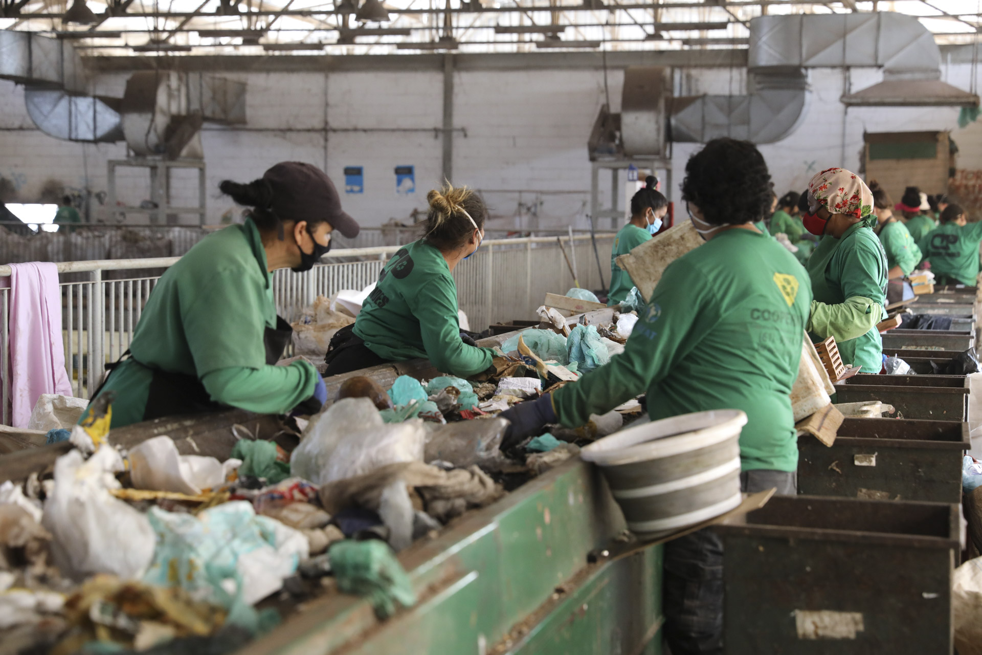 Mulheres em centro de reciclagem no Distrito Federal: força de trabalho feminina e negra representa 79% dos catadores organizados (Foto: Paulo H. Carvalho / Agência Brasília)