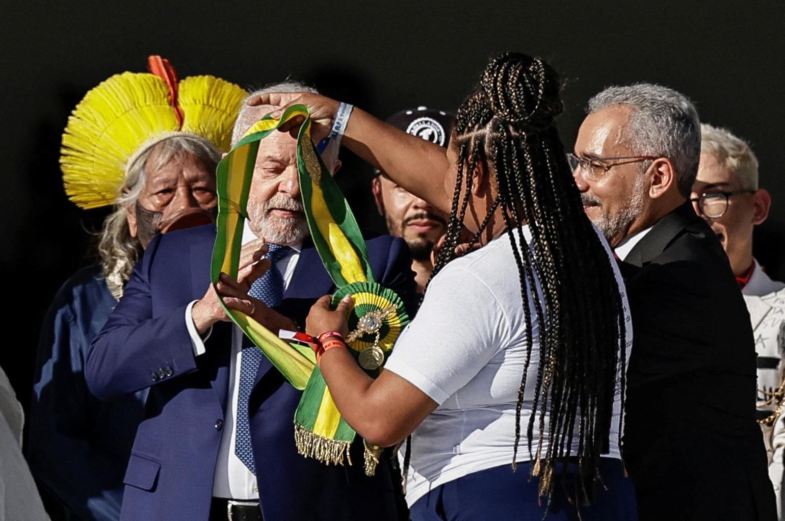 A catadora Aline Sousa bota a faixa presidencial em Lula na cerimônia de posse para novo mandato: governo institui programas para categoria mas catadoras apontam lacunas (Foto: Ricardo Stuckert / PR / Agência Brasil - 01/01/2023)