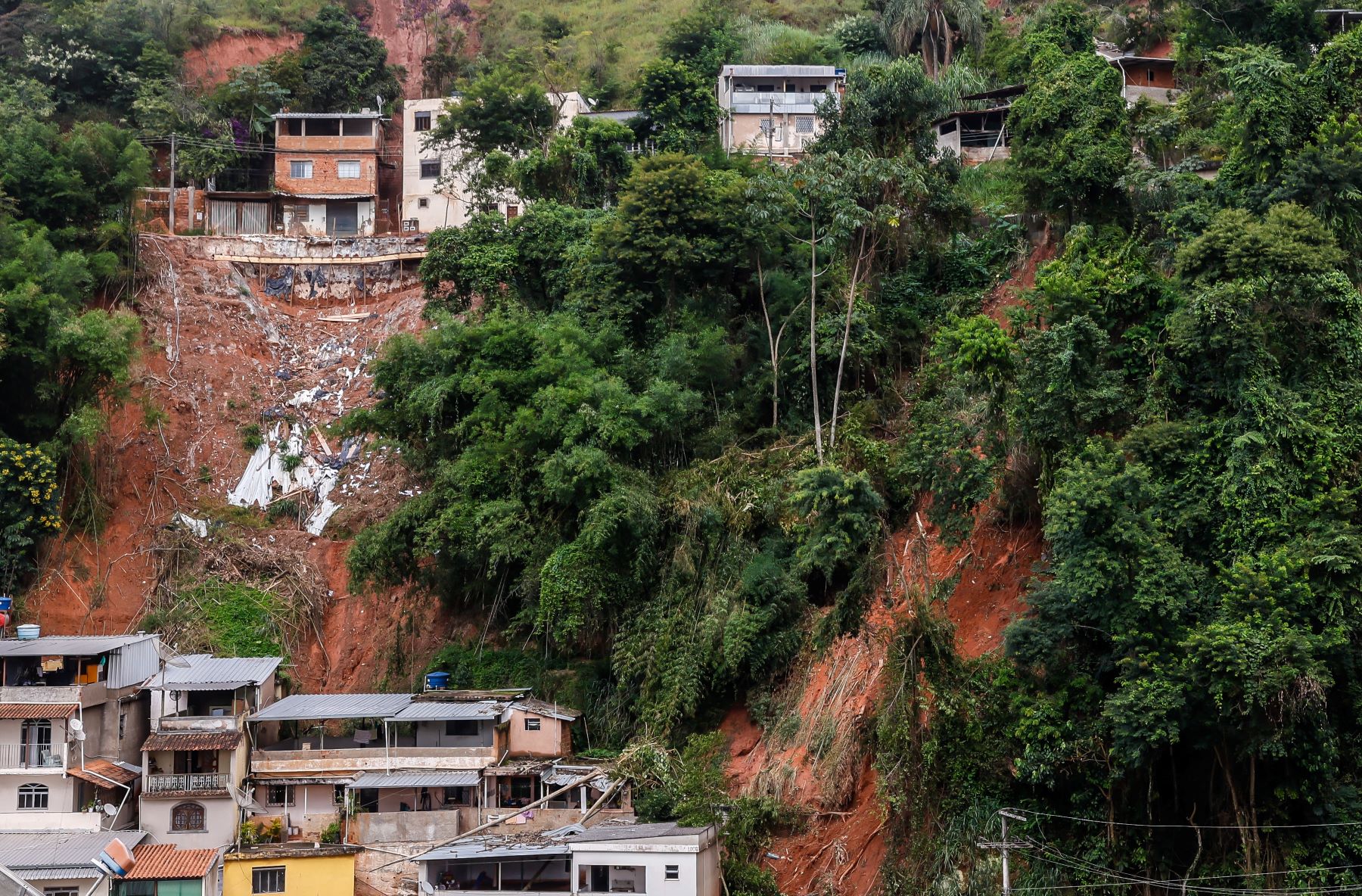 Deslizamento de terra em encosta no bairro Três Moinhos, em Juiz de Fora: Tragédia em Juiz de Fora: ocupação urbana em áreas de risco triplicou no Brasil (Foto: Tânia Rego / Agência Brasil)