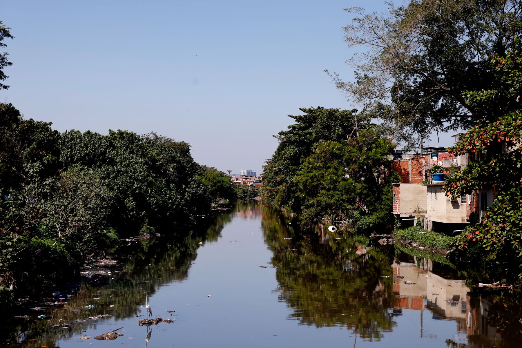 Favela de Manguinhos às margens do rio Faria-Timbó no Rio: cidade tem concentração de áreas de risco em áreas suscetíveis a enchentes e em encostas (Foto: Tânia Rego / Agência Brasil - 29/08/2024)