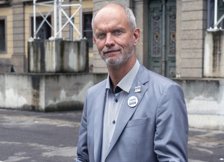 O paleontólogo Alexander Fellner em ao Museu Nacional: Eu gostaria de dar a possibilidade que as pessoas digam o que gostariam de ver no museu" (Foto: Chico Ferreira / Divulgação)