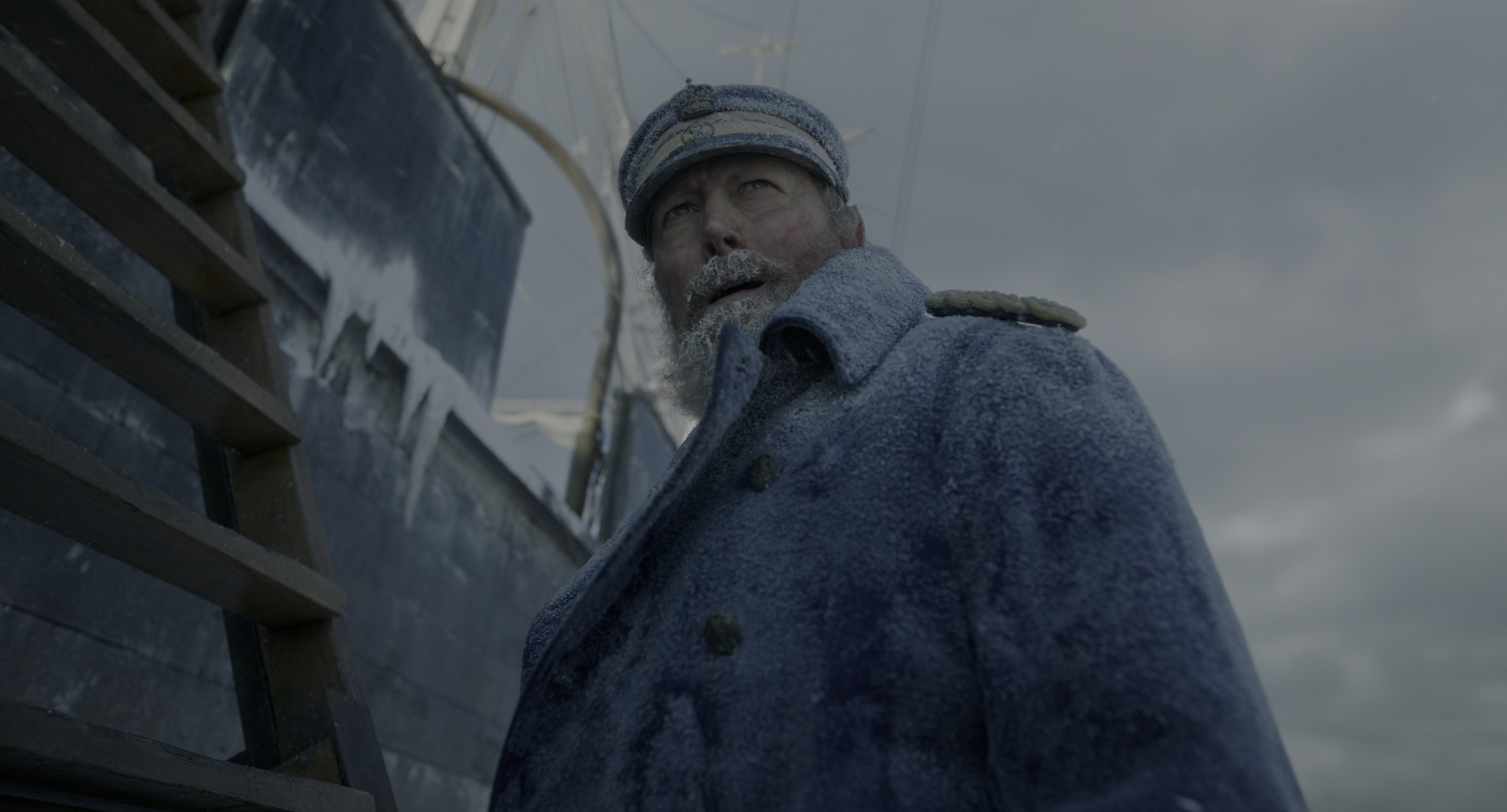 O ator Lars Mikkelsen no filme Frankestein é o capitão que encontra cientista e criatura ao encalhar com seu navio no Ártico, como descrito na obra de Mary Shelley: no livro, o Polo Norte torna-se, simbolicamente, o “fim do mundo”, o ponto extremo da ambição humana (Foto: Netflix / Divulgação)