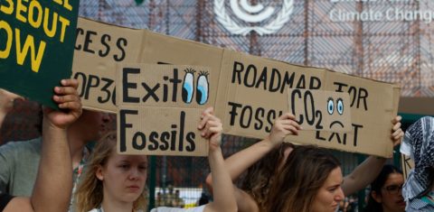 Manifestação pelo fim dos combustíveis fósseis na COP30: urgência da transição energética ganha força com guerra no Oriente Médio (Foto: Zô Guimarães /UN Climate Change - 17/11/2025)