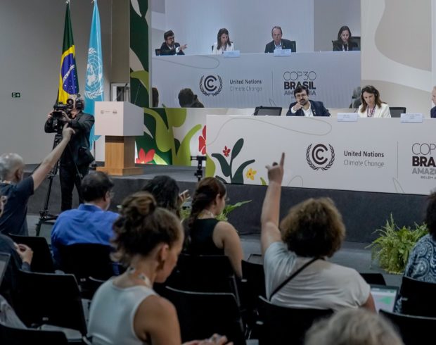 Quando os holofotes se apagam, o jornalismo assume a fiscalização da agenda climática