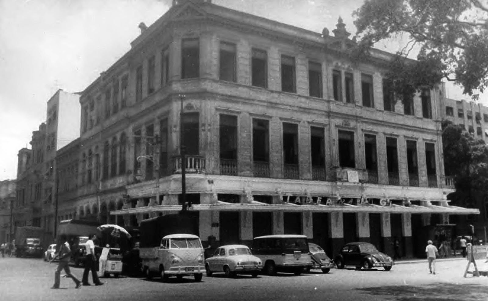 A Taberna da Glória na década de 1960: durante décadas ponto de encontro de craques da música e da literatura (Foto: Reprodução / Correio da Manhã)