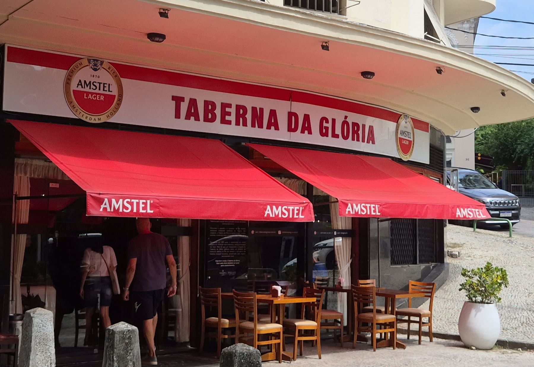 A Taberna da Glória no Século 21: placa escondida ao lado da porta com registros mais conhecidos da história é a única reverência à memória gloriosa da casa (Foto: Oscar Valporto)