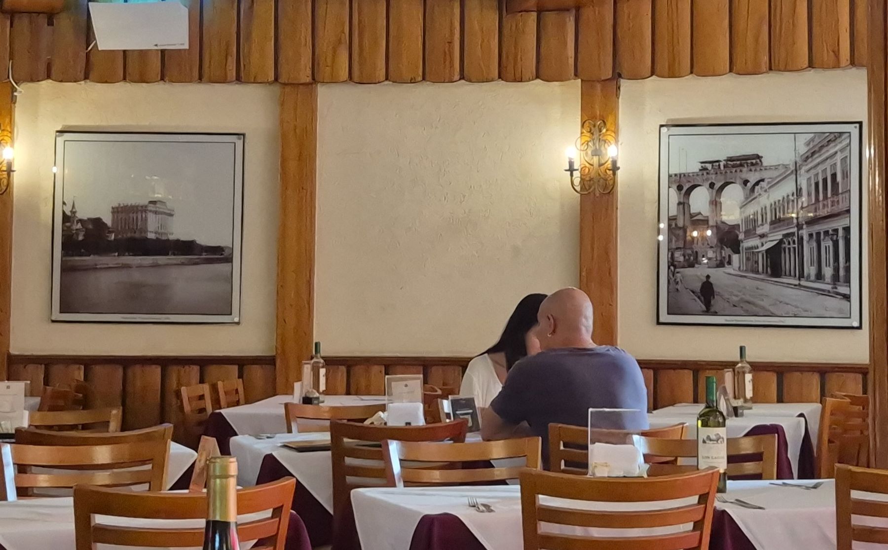 O salão da Taberna da Glória em 2026: fotos do Hotel Glória e dos Arcos da Lapa, mas nada para reverenciar a história do bar e de seus frequentadores (Foto: Oscar Valporto)