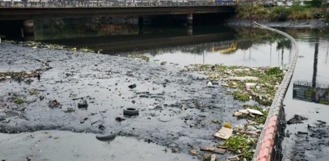 Esgoto e lixo tomam conta do Rio Meriti, em Caxias, Baixada Fluminense: após venda da Cedae e anúncio de investimentos, Rio continua com quatro cidades entre as 20 piores do país no Ranking do Saneamento (Foto: Tomaz Silva / Agência Brasil)