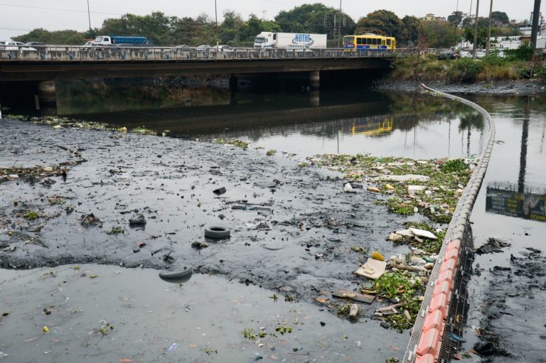 Esgoto e lixo tomam conta do Rio Meriti, em Caxias, Baixada Fluminense: após venda da Cedae e anúncio de investimentos, Rio continua com quatro cidades entre as 20 piores do país no Ranking do Saneamento (Foto: Tomaz Silva / Agência Brasil)