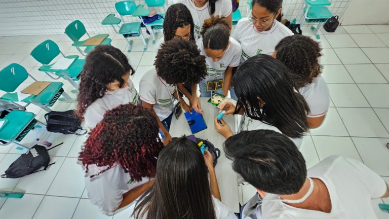 Ação de educação ambiental em escola na Bahia: licença Social deve ser ponte entre comunidades e grandes empreendimentos (Foto: CIEDS / Divulgação)