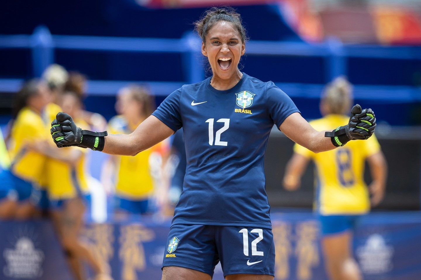 A goleira Natalie Wippel comemora conquista da seleção brasileira feminina de beach soccer: difícil caminho para mulheres no futebol de areia (Foto: Hugo Soares / Divulgação - 06/10/2025)