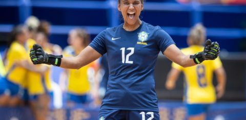 A goleira Natalie Wippel comemora conquista da seleção brasileira feminina de beach soccer: difícil caminho para mulheres no futebol de areia (Foto: Hugo Soares / Divulgação - 06/10/2025)