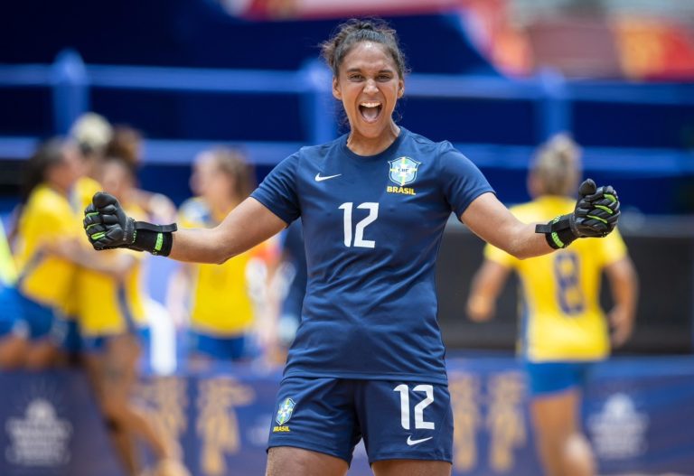 A goleira Natalie Wippel comemora conquista da seleção brasileira feminina de beach soccer: difícil caminho para mulheres no futebol de areia (Foto: Hugo Soares / Divulgação - 06/10/2025)
