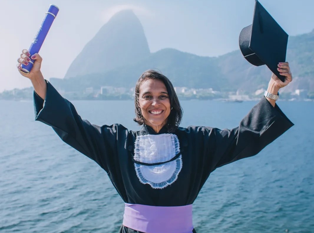 A goleira Natalie com seu diploma de Educação Física: "A gente não quer ser milionária, a gente quer receber o que é justo" (Foto: Arquivo Pessoal / Facebook)