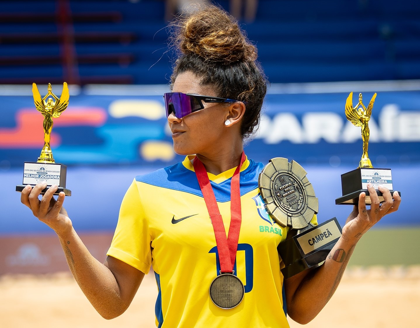 Adriele com mais prêmios para sua coleção: brasileira três vezes melhor do mundo de beach soccer com pouco reconhecimento no Brasil (Foto: Hugo Soares / Divulgação - 06/10/2025)