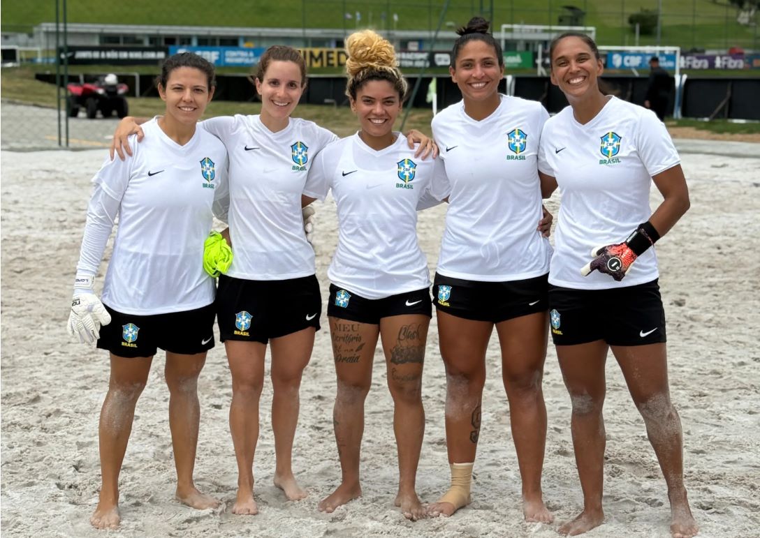 Veteranas da primeira seleção feminina de beach soccer, Lelê, Bárbara, Adriele, Lorena e Natalie na primeira temporada de treinos na Granja Comary: melhoras a passos de tartaruga no beach soccer (Foto: Matheus Miranda / CBF - 12/02/2026)