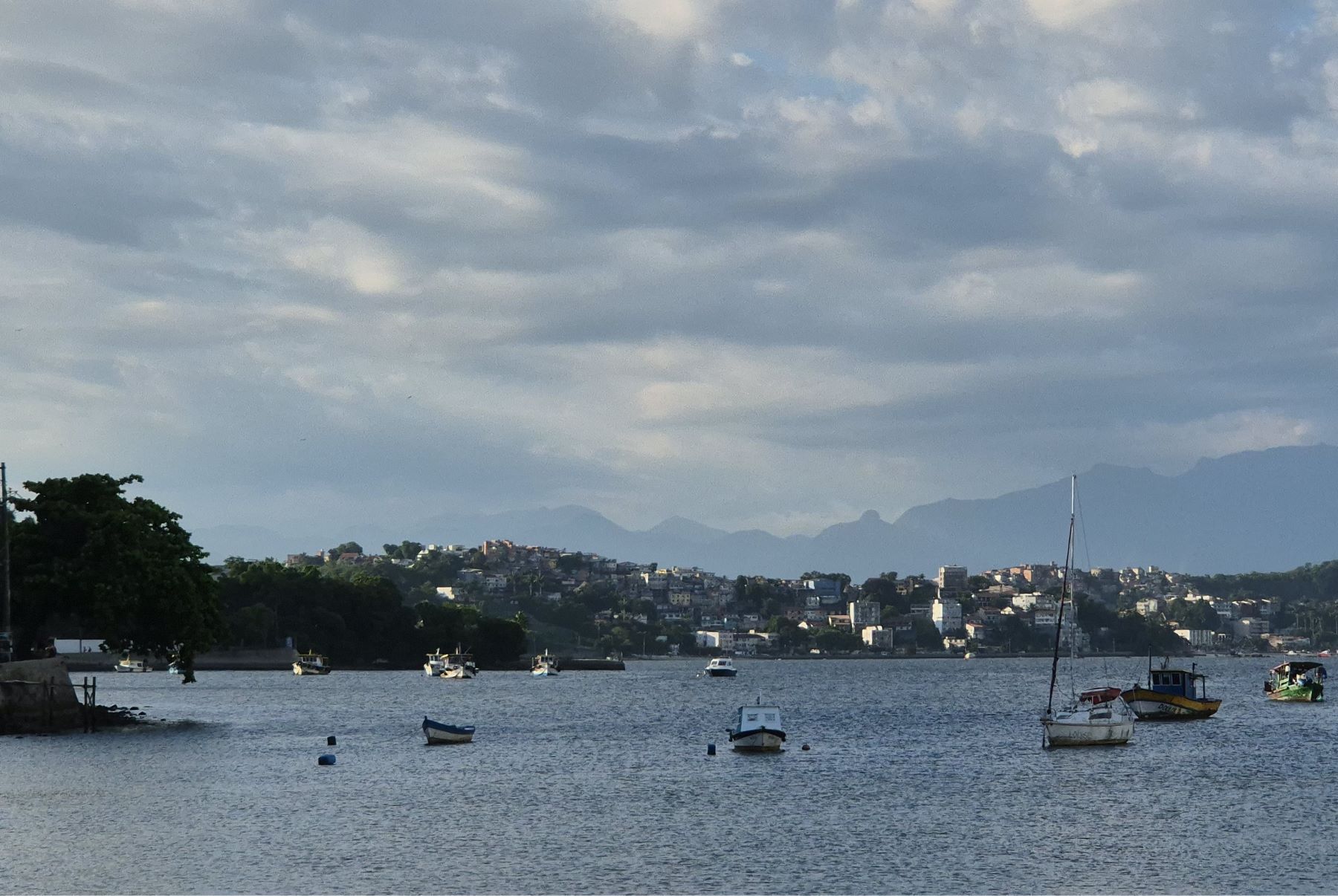 Barcos de pesca no litoral da Ilha do Governador: só o mar não parece ter mudado (Foto: Oscar Valporto)