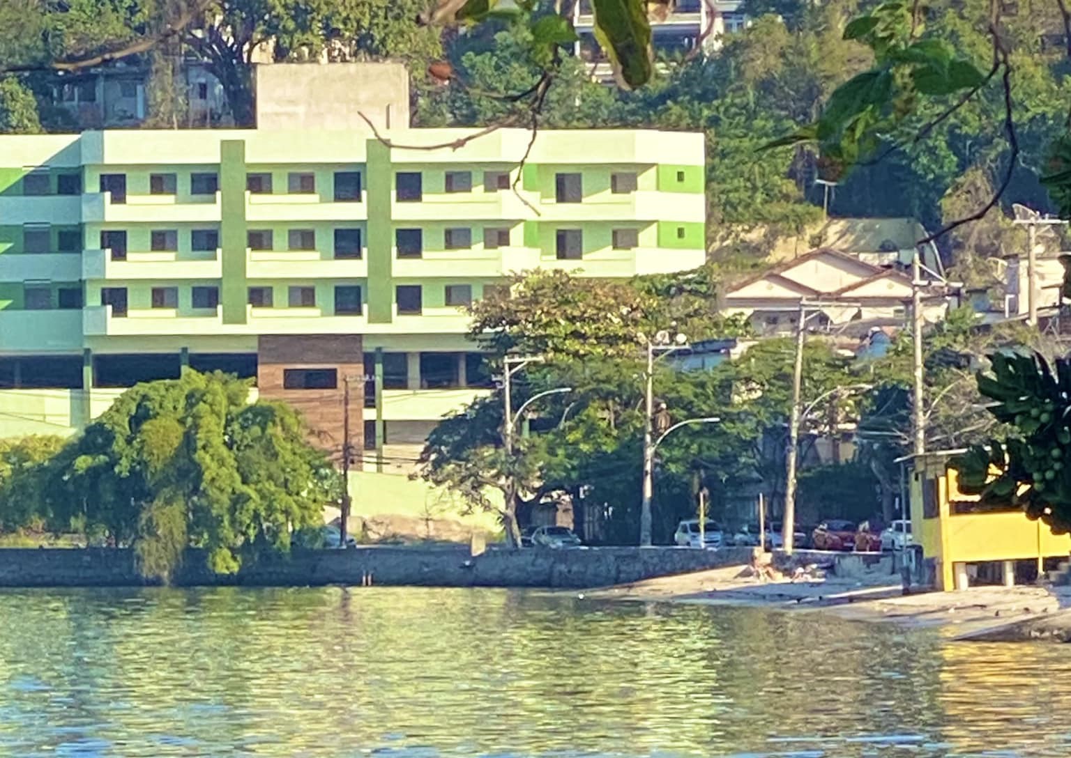 A Praia da Bandeira com prédios onde antes só haviam casas: viagem no tempo até uma Ilha do Governador, cercada de memórias (Foto: Ecotur Ilha / Reprodução)
