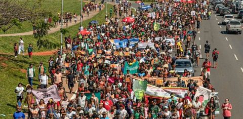 Indígenas de todo o país realizam marcha em Brasília em defesa de seus direitos (Foto: Fabio Rodrigues-Pozzebom / Agência Brasil)