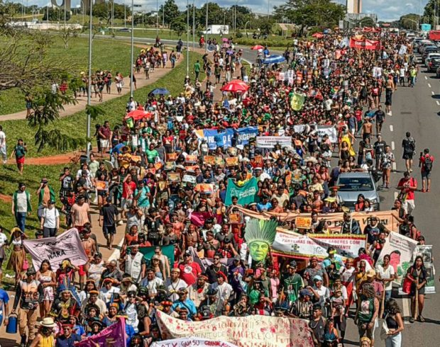Indígenas marcham em Brasília contra ofensiva do Congresso a seus direitos