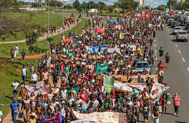 Indígenas de todo o país realizam marcha em Brasília em defesa de seus direitos (Foto: Fabio Rodrigues-Pozzebom / Agência Brasil)