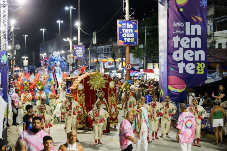 Carnaval na Intendente Magalhães: desfiles reúnem mais de 90 escolas de samba em cinco grupos (Foto: Leo Ripamonti / Riotur - 07/03/2025)