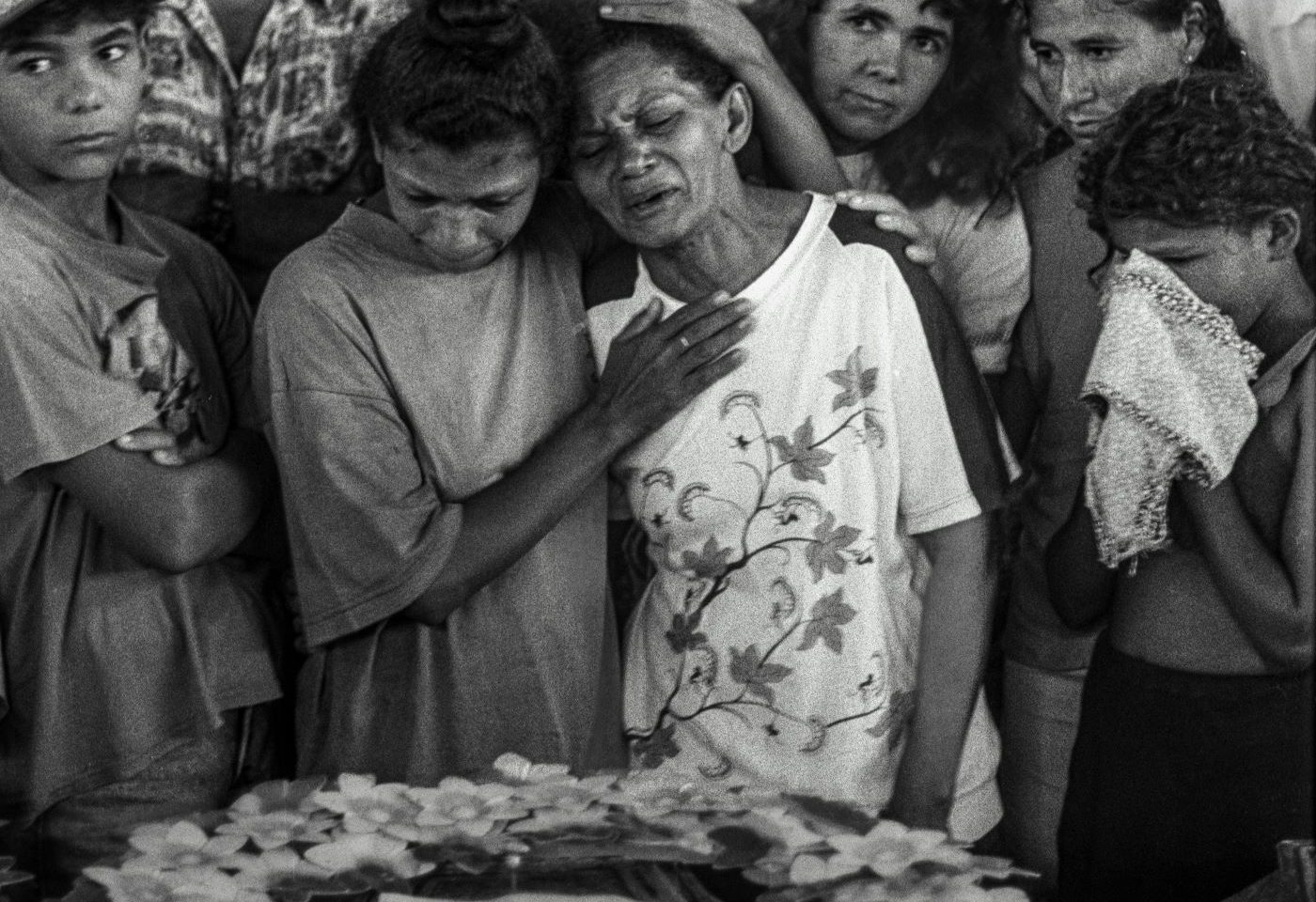 Massacre de Eldorado de Carajás, 30 anos: emoção no velório das vítimas do massacre, em Curionópolis (Fotografia de Ripper / Imagens Humanas - abril/1996)