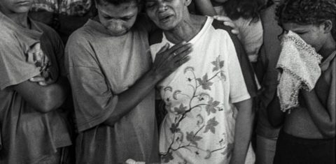 Massacre de Eldorado de Carajás, 30 anos: emoção no velório das vítimas do massacre, em Curionópolis (Fotografia de Ripper / Imagens Humanas - abril/1996)