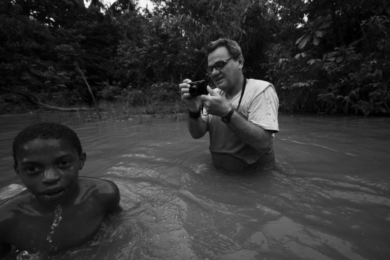 João Roberto Ripper fotografando no Maranhão: olhar humanista e foco nos direitos humanos (Foto: Ana Mendes / Imagens Humanas)