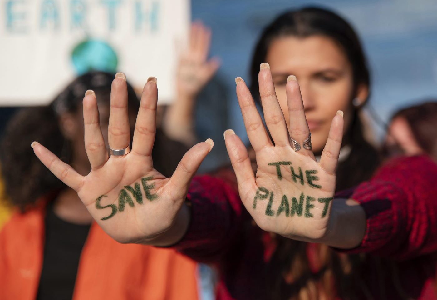 Protesto no Dia da Terra: aceleração do aquecimento global e o agravamento do desequilíbrio energético indicam que a janela de oportunidade para evitar os cenários mais críticos está se fechando mais rapidamente (Foto: Freepik)