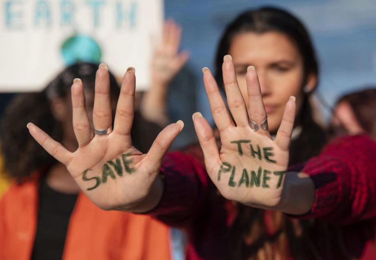Protesto no Dia da Terra: aceleração do aquecimento global e o agravamento do desequilíbrio energético indicam que a janela de oportunidade para evitar os cenários mais críticos está se fechando mais rapidamente (Foto: Freepik)