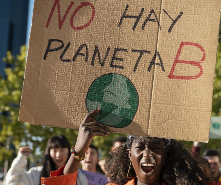 Manifestação em defesa da Terra: conflitos armados intensificam o aquecimento global, que, por sua vez, aprofunda o desequilíbrio energético do planeta (Foto: Freepik)