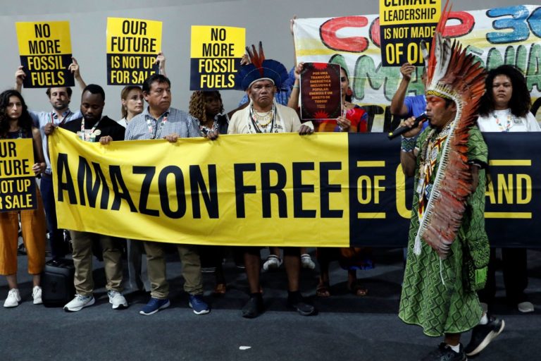 Povos da Amazônia fazem ato contra combustíveis fósseis na COP30: mais de 60 países reunidos na Colômbia para discutir transição energética (Foto: Bruno Peres/Agência Brasil - 13/11/2025)