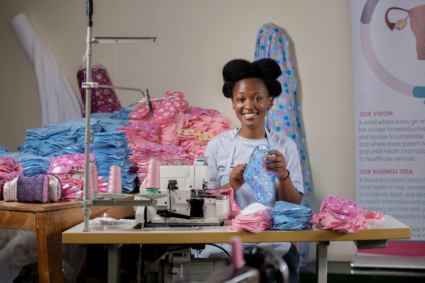 Blandine Umuziranenge em curso para confeccionar absorventes: novas narrativas para unir menstruação e informação em Ruanda (Foto: Divulgação)