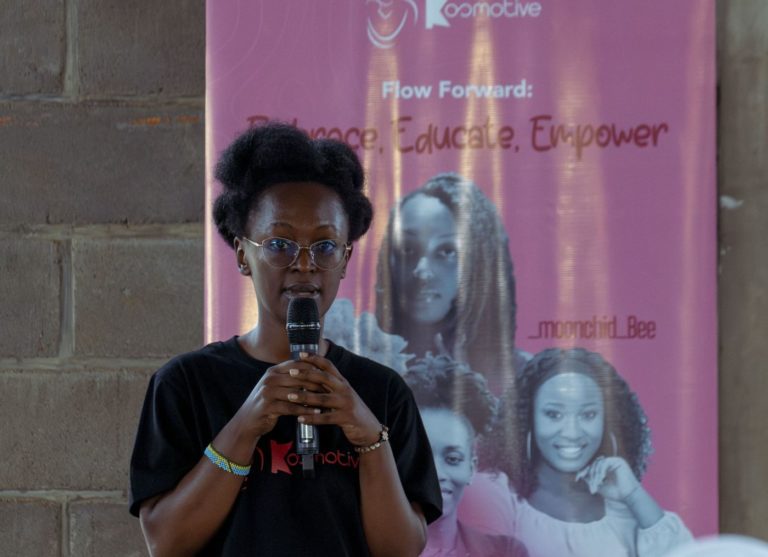 Blandine em evento de poesia no dia da higiene menstrual em Ruanda: reescrevendo narrativas para meninas deixarem de se sentir sozinhas (Foto: Divulgação)