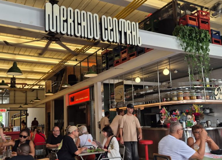 Mercado Central na Rua Senado: ocupação de antigos casarões (Foto: Oscar Valporto)