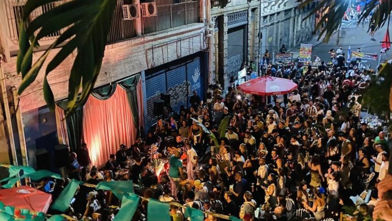 Movimento na Destilaria Maravilha: ocupação da Rua do Senado noite adentro (Foto: Destilaria Maravilha)