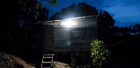 Iluminação precária no interior do Pará: mais 5 milhões estão sem energia elétrica pública e de qualidade nos nove países da Amazônia (Foto: Patrícia Monteiro / Amazônia Real)