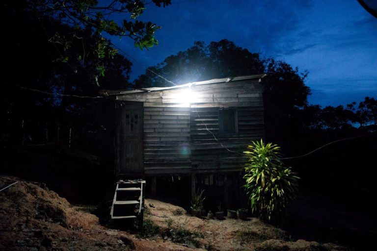 Iluminação precária no interior do Pará: mais 5 milhões estão sem energia elétrica pública e de qualidade nos nove países da Amazônia (Foto: Patrícia Monteiro / Amazônia Real)