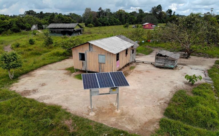 Painéis de energia solar em comunidade no Amazonas: estudo aponta caminhos para ampliar o acesso à energia renovável nos nove países da Pan-Amazônia (Foto: Divulgação)